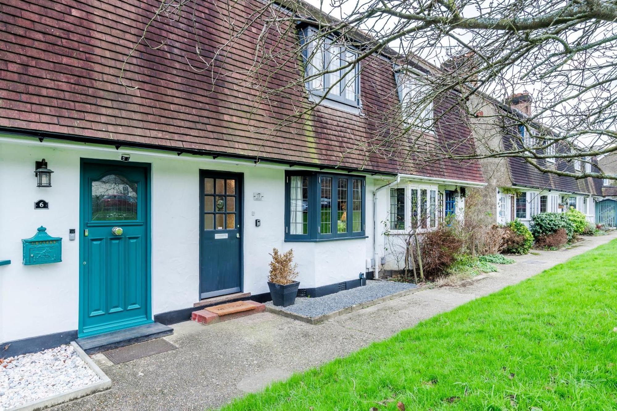Cozy 3 Bedroom Terrace Cottage In Epsom Exterior photo