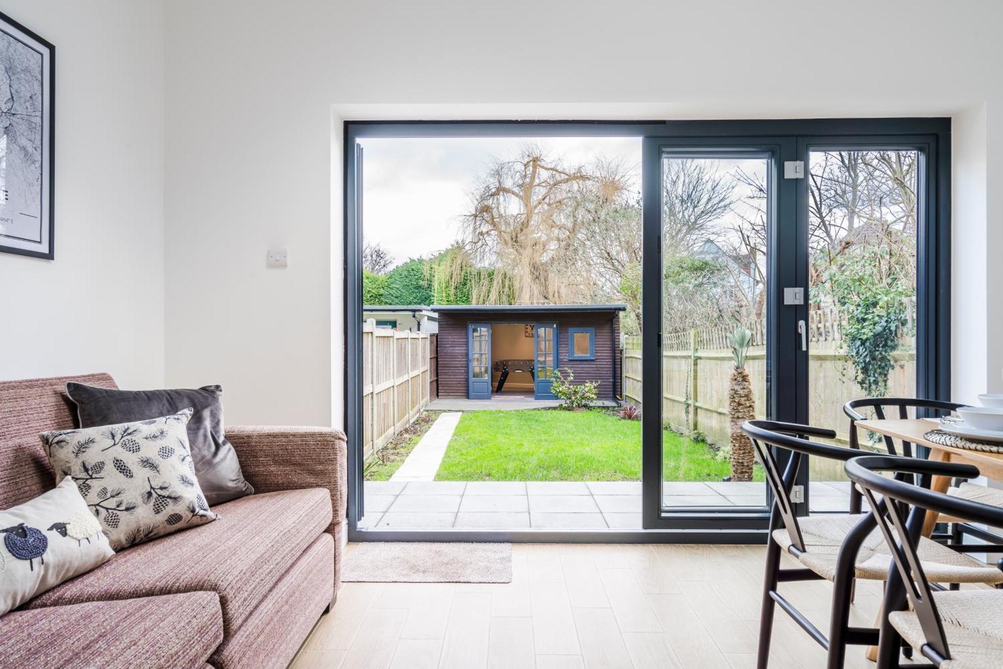 Cozy 3 Bedroom Terrace Cottage In Epsom Exterior photo